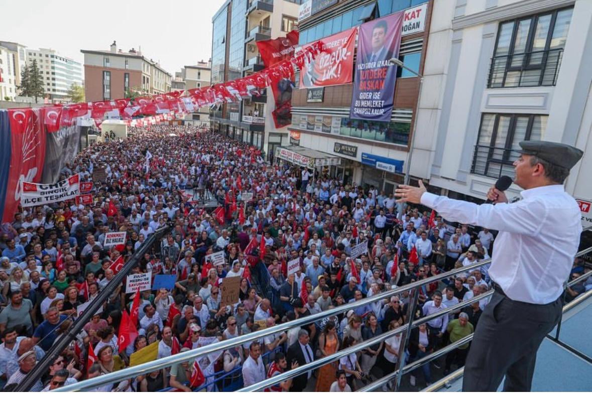 Meydanlardan yükselen bu ses, sadece bir şehirden değil; yüreği özgürlükten yana atan herkesten geliyor.
Hep birlikte mücadeleye devam edeceğiz.