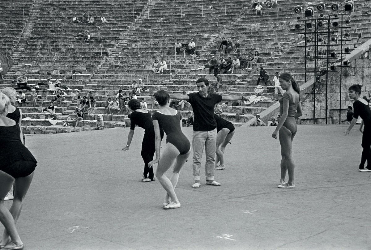 thesspirit's tweet photo. H αυλαία σηκώθηκε το 1955 και από τότε το Φεστιβάλ Αθηνών Επιδαύρου αλλάζει μορφές, αναπνέει, αναπτύσσεται, καθρεφτίζει την Ελλάδα του πολιτισμού και καλεί τους θεατές να ταξιδέψουν μαζί του στη φαντασία και το φως της τέχνης.

https://t.co/jZ5IrlVhdR 📸Σπάνιες φωτογραφίες. https://t.co/k5yvkcvSpQ