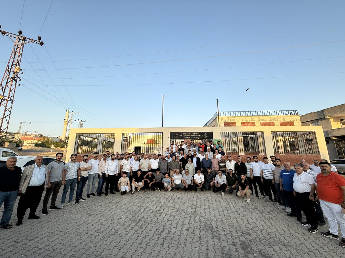 Bugün ziyaretlerimiz kapsamında Kızılburç Mahallesi’ndeydik. Kıymetli akrabalarımızın davetine icabet ettik. 

Gönül bağlarımızın güçlendiği, birlik ve beraberliğimizin pekiştiği, güzel anıların ve fikirlerin paylaşıldığı verimli bir buluşma oldu. 

Ev sahipliği ve samimiyetleri