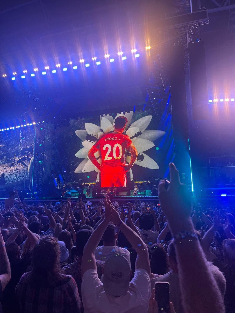 LukeJefferies26's tweet image. A rollercoaster of emotions over these past few weeks.
The tragic passing of Diogo & Andre 💔
The absolute buzz of being there to experience the Oasis reunion ❤️
Two incredible songs that mean so much 🙌
🎶 You’ll Never Walk Alone
🎶 Live Forever
#MusicHeals #LFC #Oasis