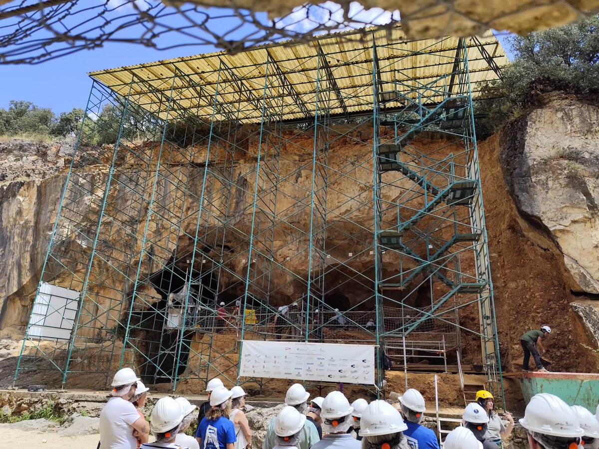 batallatapuerca's tweet image. Los vecinos de los pueblos de #Atapuerca y #OlmosdeAtapuerca hemos disfrutado juntos de la visita a los #YacimientosAtapuerca
Gracias @JuanLuisArsuaga y @fatapuerca por vuestra acogida.
Una visita muy especial para nosotros 🥰
#Atapuerca2025
