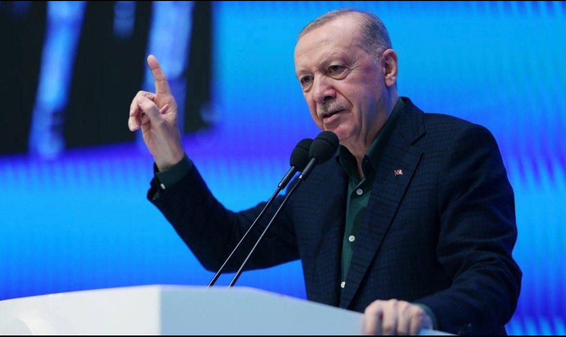 Tayyip Erdoğan:

‘Kimsenin süreci akamete uğratmaya, sabote etmeye, küçük hesap yapmaya hakkı yoktur.

Biz üç parti (AK Parti-MHP-DEM Parti) olarak bu süreci sonuna kadar selametle götürmeye kararlıyız.’

CHP fasülyeden mi 🤷‍♂️ Özgür Özel’in hakkını yemeyin ayıp oluyor..