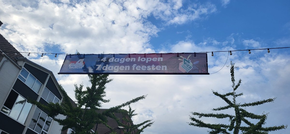 Teuntje71's tweet image. Hallo Nijmegen, zijn we weer!  Gezelligheid in de stad, later vanavond vuurwerk kijken, morgen polsbandje ophalen. En dan gaan we er weer voor 4x 40 km! #4Daagse2025 #walkoftheworld