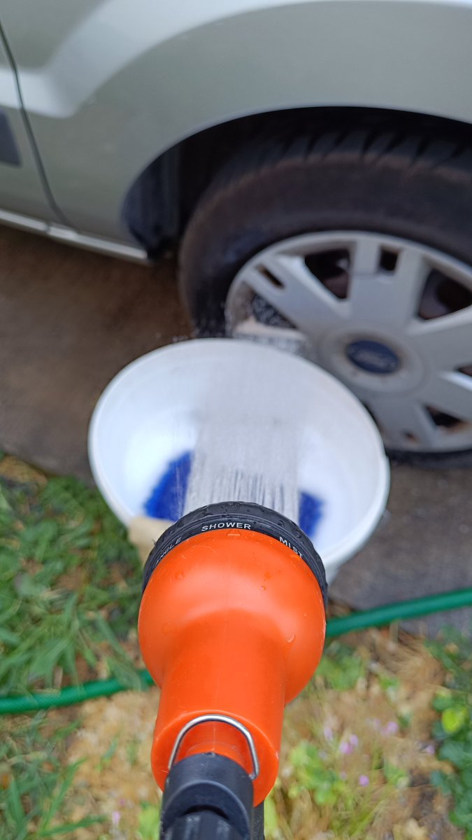 Да ви ја потрошам скопската вода.