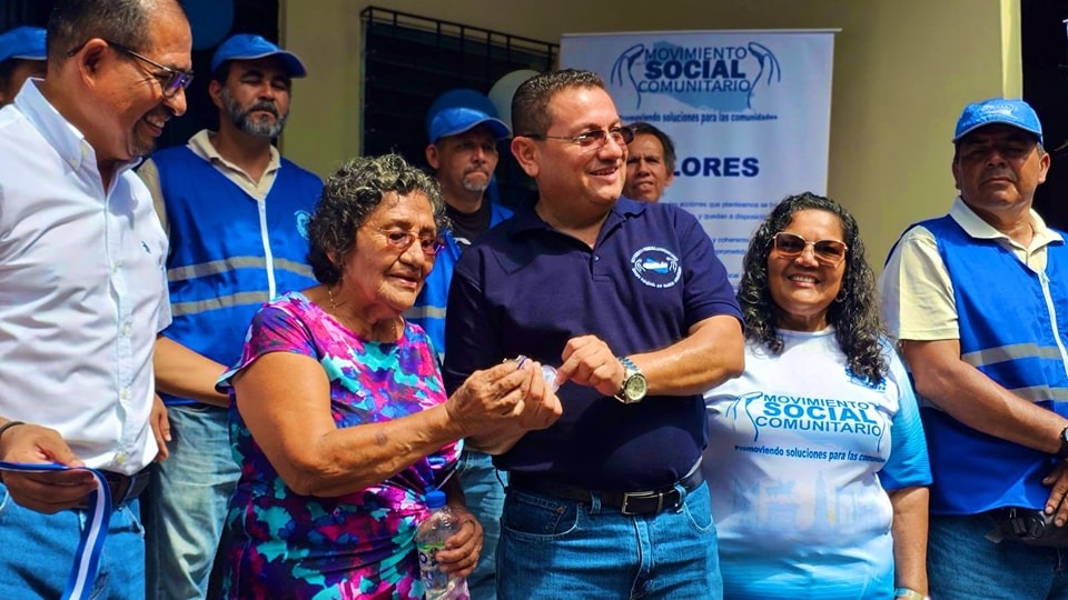 ComunitariosES's tweet photo. Somos más que una organización, somos una fuerza de cambio impulsada por el liderazgo de personas con calidad humana y la acción de quienes creen en la justicia social.
¡Seguimos trabajando para llevar progreso y bienestar a cada rincón de El Salvador!
#ComunitariosES #Desde2010 #PromoviendoSoluciones #MovimientoComunitario
