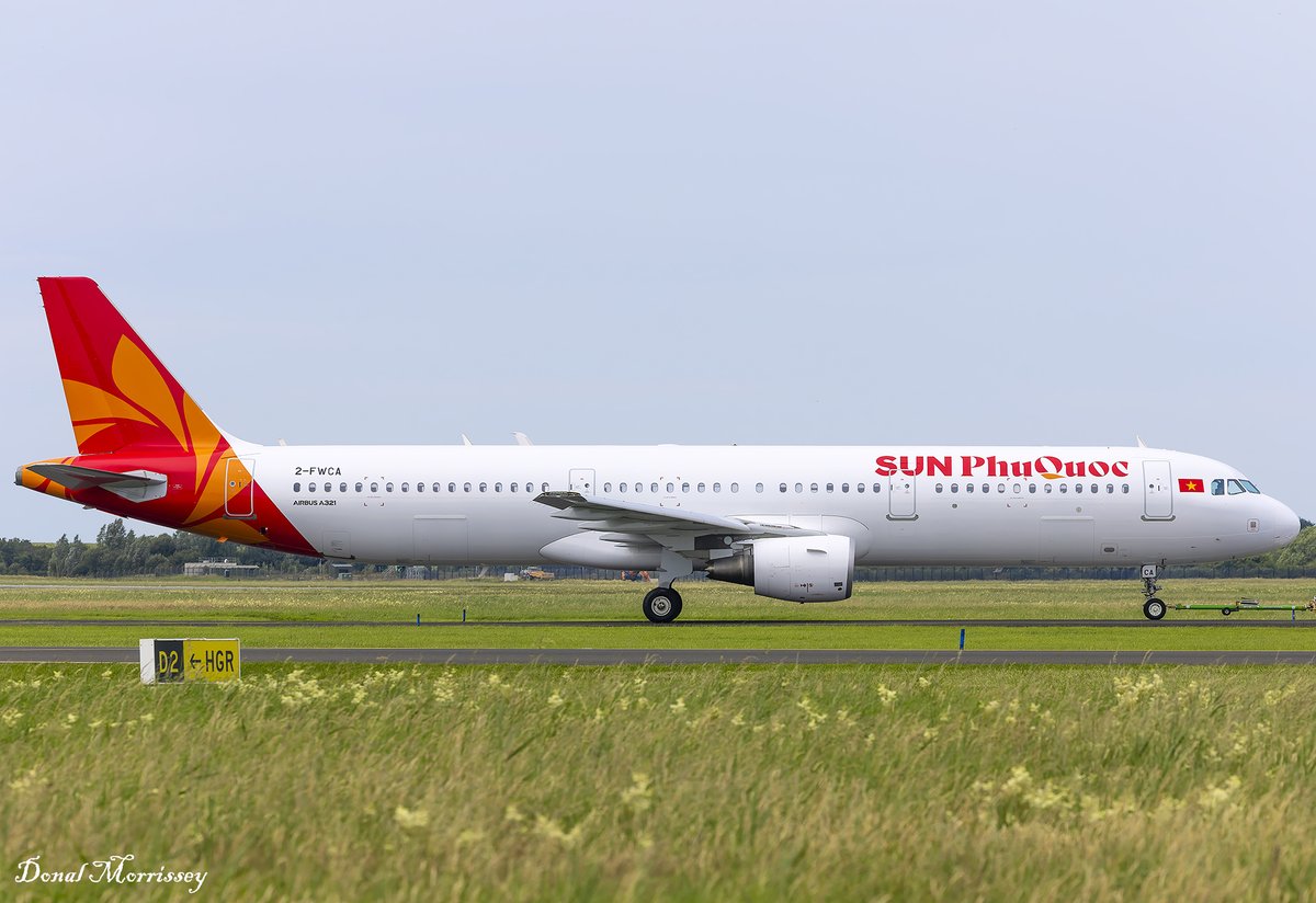 birrlad's tweet image. SUN PhuQuoc @Airbus A321-211 2-FWCA (VN-A279) seen @ShannonAirport this morning after painting.
#avgeek #aviation #airline #airbus #ShannaonAirport #planespotting #SunPhuQuoc