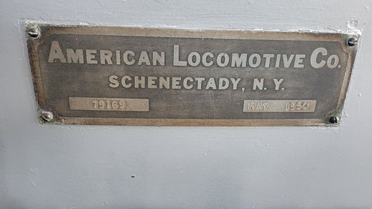 Chieftain_armor's tweet image. Schenectady built passenger duty six axle streamliner. Does this count as a surviving PA? Maybe a Shortnose version?