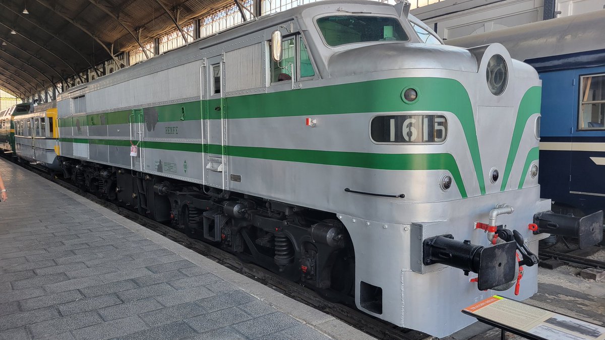 Chieftain_armor's tweet image. Schenectady built passenger duty six axle streamliner. Does this count as a surviving PA? Maybe a Shortnose version?