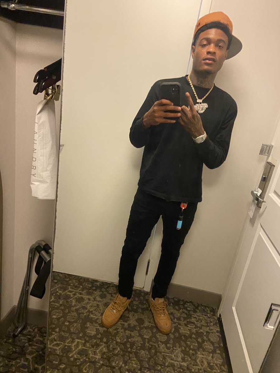 BtbTrell's tweet photo. Ni**as lame I pop out all gold though I was trinadad James #btb #BeenTheBiggest https://t.co/LYWFtXtkKd