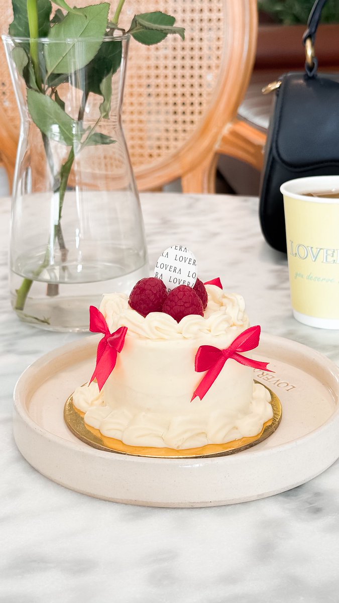 Sugar1_10's tweet image. يابعد من جاء ومن عدا❤️✨