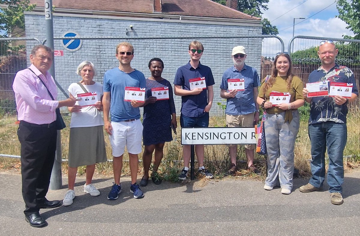 Cllr Lee Scordis (@lscordis) on Twitter photo Back out today, this time in Shrub End to help <a href="/CllrDaveHarris/">Cllr Dave Harris</a> and Cllr Claire Osborne
#Labourdoorstep Back out today, this time in Shrub End to help <a href="/CllrDaveHarris/">Cllr Dave Harris</a> and Cllr Claire Osborne
#Labourdoorstep