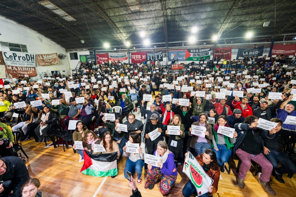 Otra imagen del enorme apoyo a <a href="/AnasseKazib/">Anasse Kazib</a>