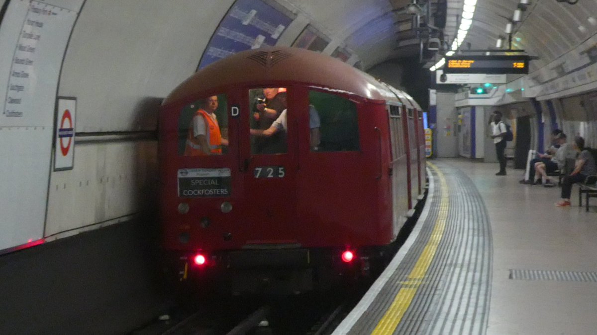 JRailVolunteer's tweet image. Managed to see the 1938 stock twice today on the 10:35 Ealing Broadway to Cockfosters at King's Cross St Pancras and on the 12:30 Cockfosters to Ealing Broadway.