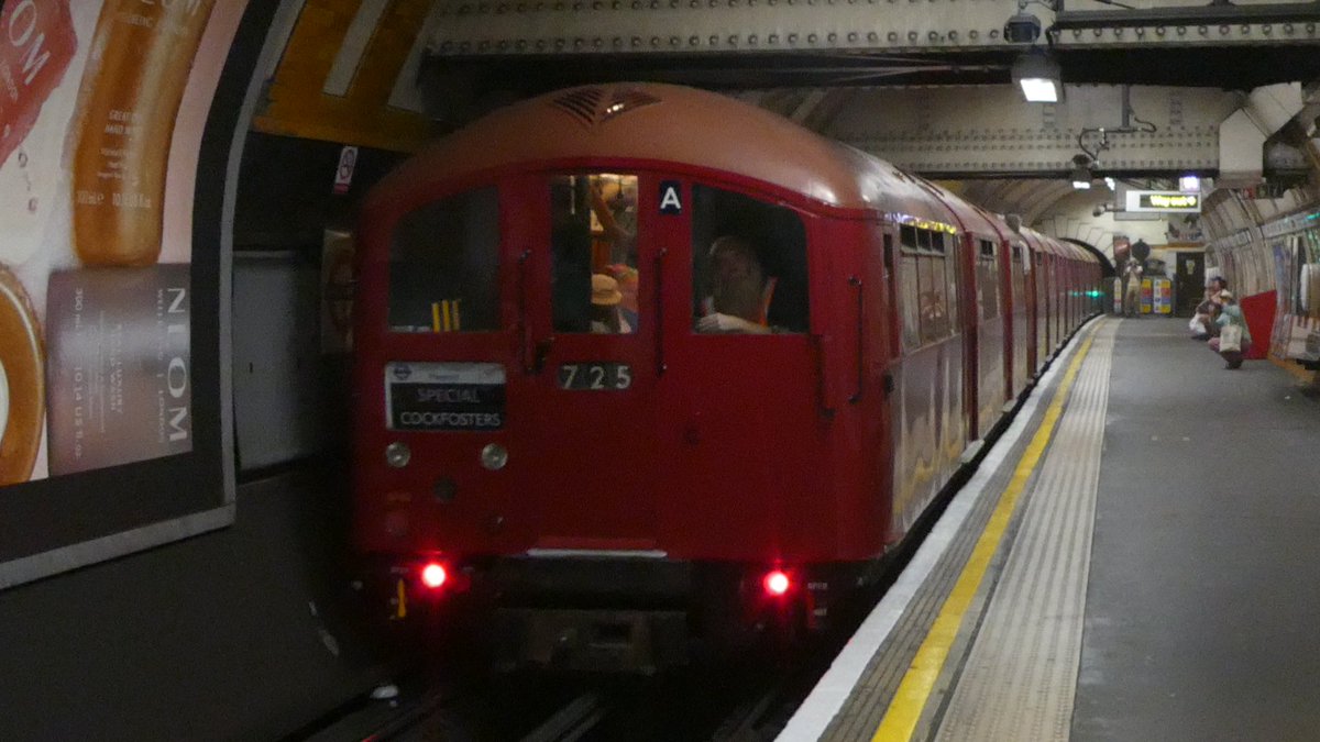JRailVolunteer's tweet image. Managed to see the 1938 stock twice today on the 10:35 Ealing Broadway to Cockfosters at King's Cross St Pancras and on the 12:30 Cockfosters to Ealing Broadway.
