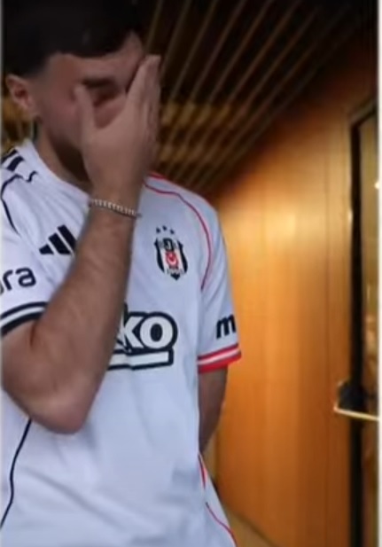futbolarena's tweet photo. Orkun Kökçü statta videosunu izlerken gözyaşlarını tutamadı. https://t.co/rEGf4yR1nz