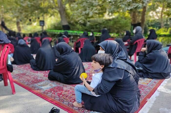 koocheh_marvii's tweet image. ✨«زیر آسمان روضه»
شهرداری تهران برای چهارمین سال متوالی، برنامه «زیرآسمان روضه» را در بوستانهای ویژه بانوان اجرا کرد.
این برنامه از ابتدای تیرماه آغاز شده و تا پایان مرداد ۱۴۰۴ ادامه خواهد داشت.
#محرم_١٤٤٧هـ #پایتخت