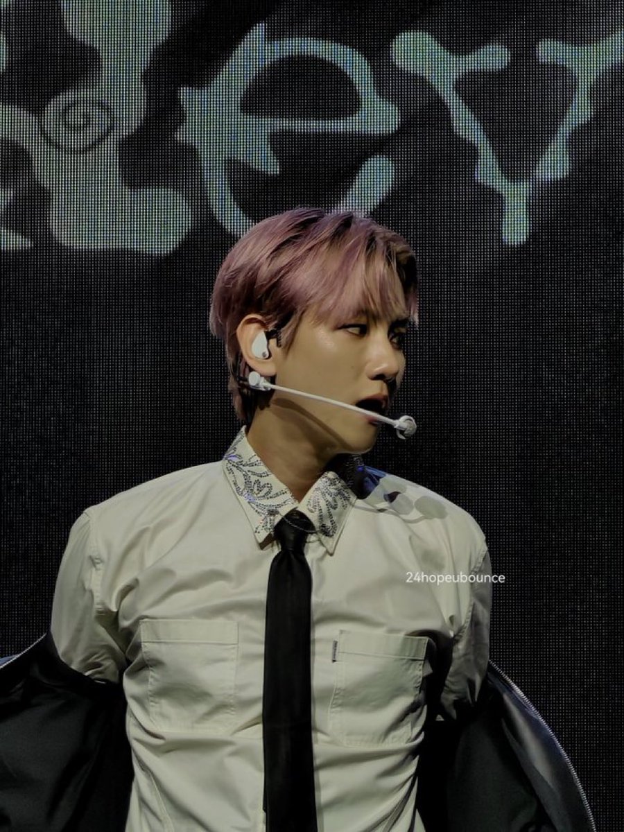 HE LOOKS SO GOOD OH MY GOD