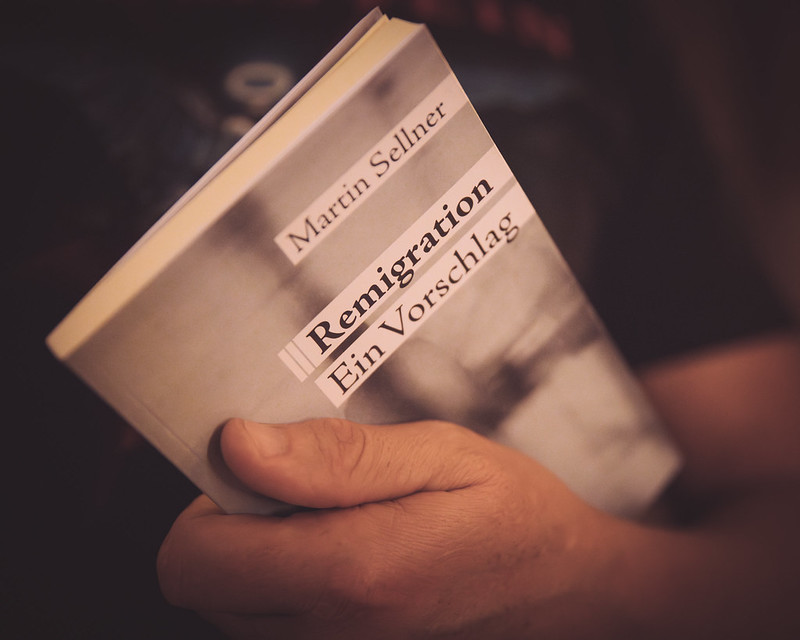 Das Buch "Remigration ein Vorschlag" erschien am 1.3.2024. Tausende haben es gelesen. Es wurde dutzendfach besprochen.
Es gab Widerspruch. Aber keiner im rechten Lager sah darin staatsfeindliche Ideen.
Sogar linke Kritiker sahen darin kein explizit verfassungsfeindliches Konzept.