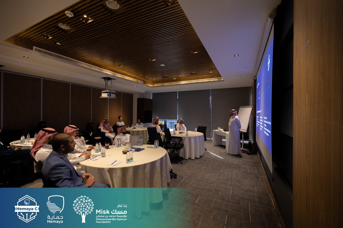 جانب من دورة تدريب عدد من المتدربين من جنسيات وشركات وقطاعات متعددة في برنامج Hemaya C