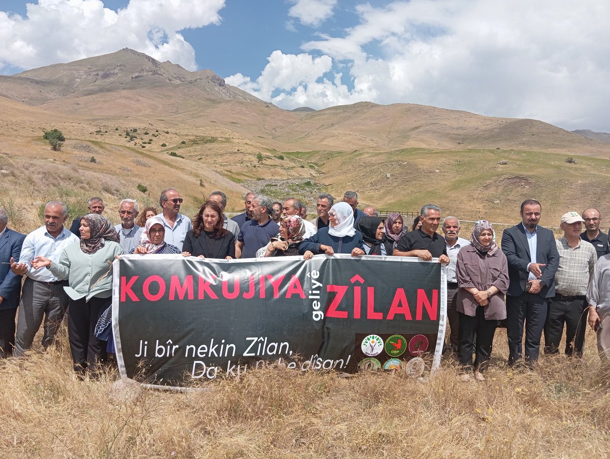 Di Komkujiya Gelîyê Zîlanê de deh hezaran zêde Kurd hatin qirkirin. Ez komkujiyê Gelîyê Zîlan şermezar dikim û gelê me yê hatî qetilkirin bi rêzdarî bi bîr tînim.
#GelîyeZîlan