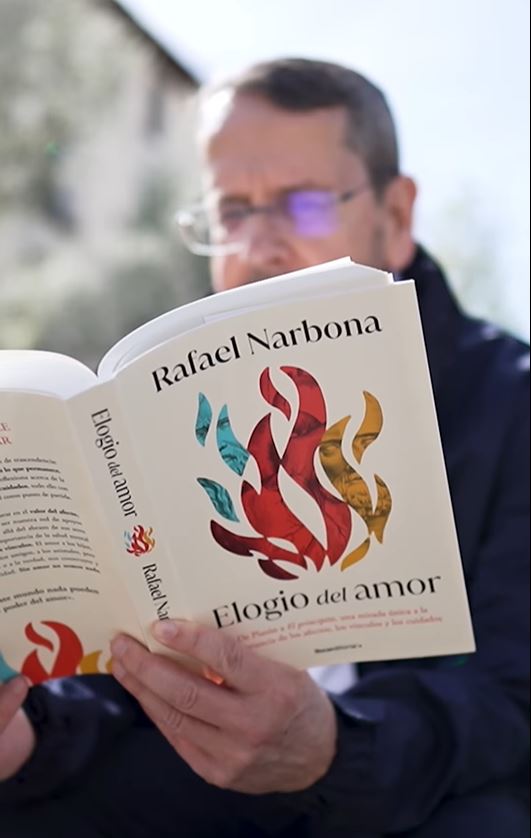 Se auguró la muerte del libro, pero el libro se resiste a morir y sigue alumbrando relatos que seducen a millones de personas, con el poder de aplacar sus insatisfacciones y sus temores. Las ilusiones son el motor de la existencia. ¿Quién podría encarar la rutina, con sus