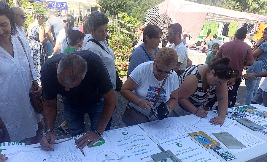 CENTOS DE APOIOS XA PARA QUE AS ADMINISTRACIÓNS ASUMAN DE VEZ AS SÚAS RESPONSABILIDADES.
Moitas grazas ás numerosas veciñas e veciños dos concellos da Baixa Limia e tamén do outro lado da raia que se achegaron hoxe durante a feira de Lobios ao punto informativo de Auga Limpa Xa!