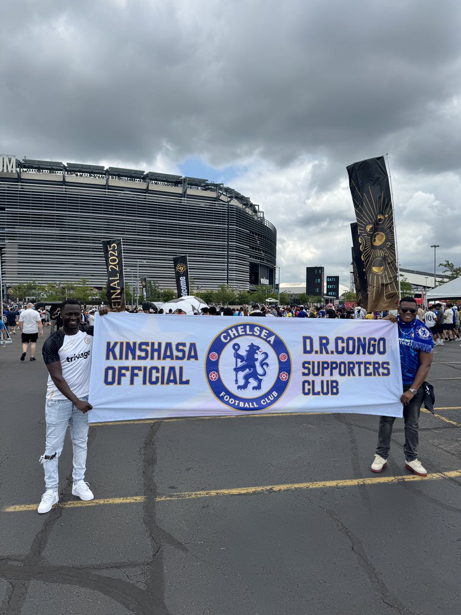 lnstantFoot's tweet photo. Ces supporters sont venus de KINSHASA pour supporter Chelsea au MetLife Stadium ce soir ! 😱💙🇨🇩 https://t.co/BEDNQPt8d8