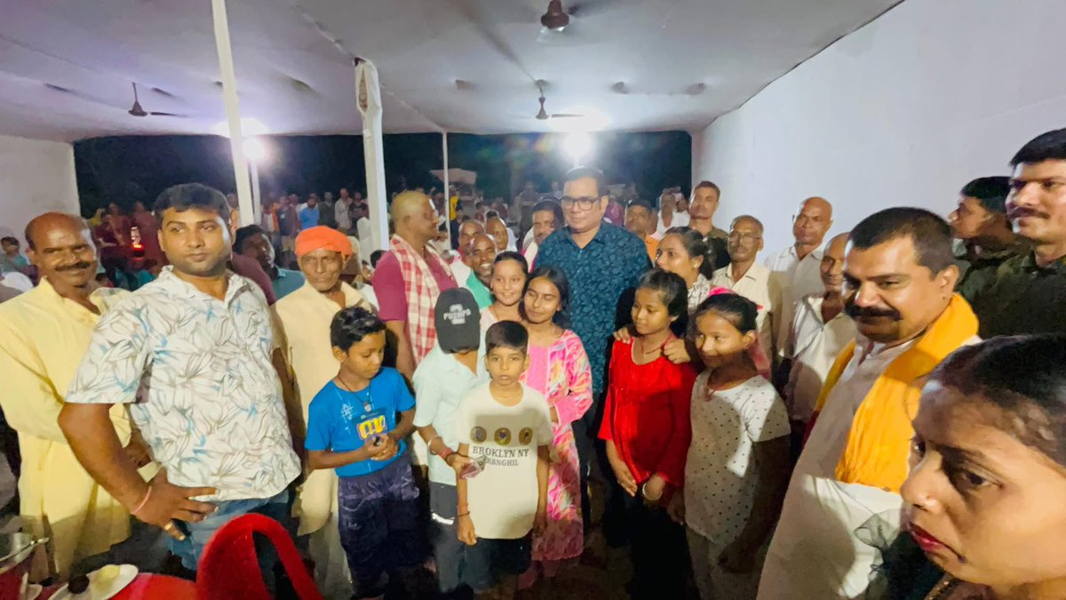 DrSanjeev0121's tweet image. परबत्ता विधानसभा के गोगरी प्रखंड के चाँदपुर में श्री अनिल पंडित जी के पूज्य पिताजी के शांति भोज में शामिल होकर दिवंगत पुण्यात्मा को अपनी श्रद्धांजलि अर्पित की। 

ईश्वर पुण्यात्मा को अपने श्रीचरणों में स्थान दें एवं शोकाकुल परिजनों को इस दुःख की घड़ी में सहन शक्ति प्रदान करें।