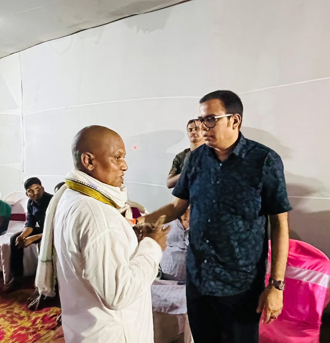 DrSanjeev0121's tweet image. परबत्ता विधानसभा के गोगरी प्रखंड के चाँदपुर में श्री अनिल पंडित जी के पूज्य पिताजी के शांति भोज में शामिल होकर दिवंगत पुण्यात्मा को अपनी श्रद्धांजलि अर्पित की। 

ईश्वर पुण्यात्मा को अपने श्रीचरणों में स्थान दें एवं शोकाकुल परिजनों को इस दुःख की घड़ी में सहन शक्ति प्रदान करें।