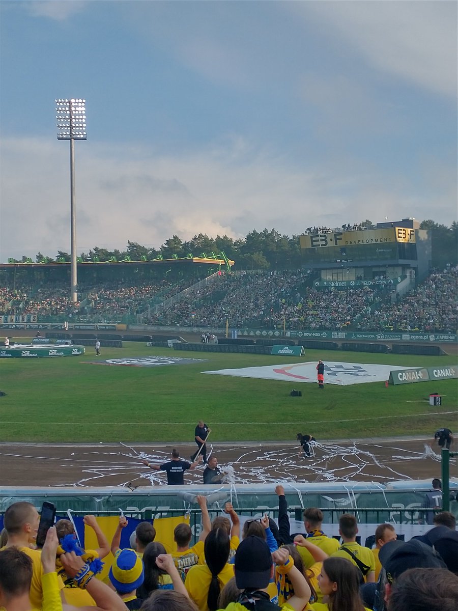 Falubazy podłożyły w bandy, pod sektor gości świece dymne w ich kolorach. 

Problem jest taki, że ich świece rozpętały drobny pożar i uszkodziły ich własne słupki od sygnalizacji przerwania wyścigu 😂😂

Kurwa, Kurwa, Kurwa pali sieeee

#ZIEGOR