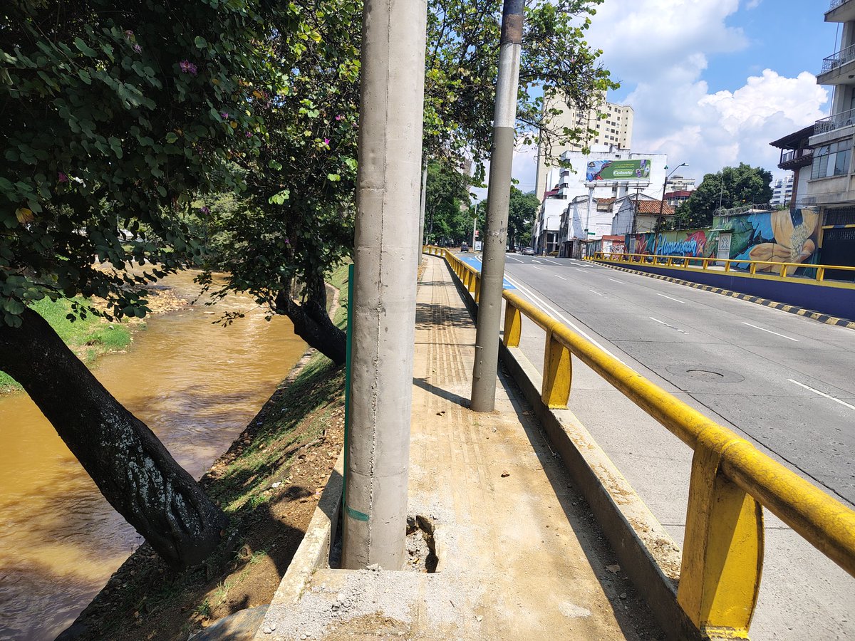 <a href="/EMCALIoficial/">EMCALI 🇨🇴</a> debería explicar por qué está instalando postes sobre un sendero peatonal. Nunca lo harían en la mitad de una vía vehicular, entonces ¿por que es válido hacerlo en un espacio peatonal?