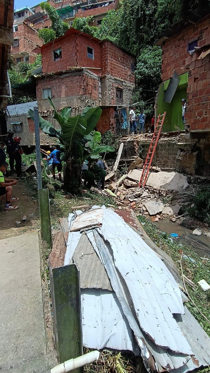 Autoridades municipales y de Protección Civil ya se encuentran en el sector de Ojo de Agua en #Baruta. Nos reconfirman que no hay heridos de gravedad tras el colapso del puente.