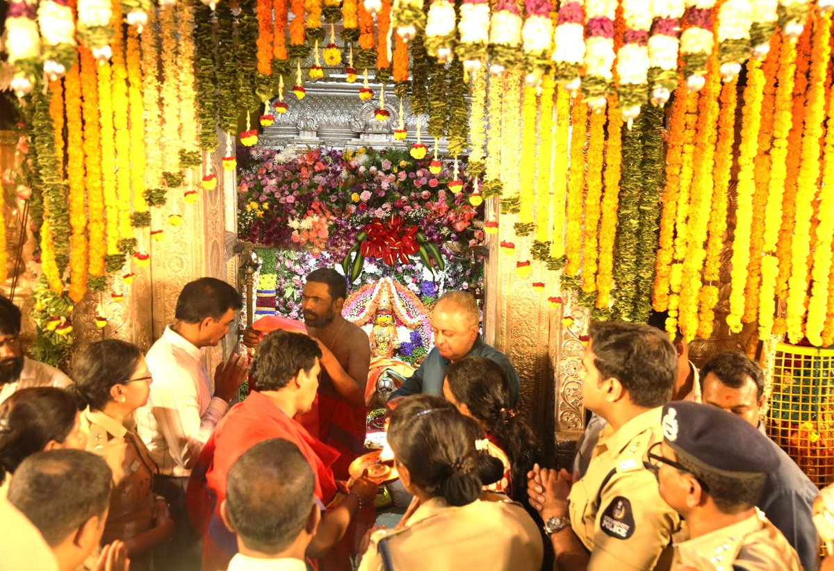 CPHydCity's tweet image. On the auspicious occasion of Bonalu at Sri Ujjaini Mahankali Temple in Secunderabad, Hyderabad Police Commissioner Shri C.V. Anand IPS, along with senior officers, offered prayers and reviewed arrangements. He inspected queue lines to ensure a smooth experience for devotees, as…