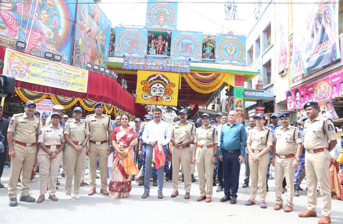 CPHydCity's tweet image. On the auspicious occasion of Bonalu at Sri Ujjaini Mahankali Temple in Secunderabad, Hyderabad Police Commissioner Shri C.V. Anand IPS, along with senior officers, offered prayers and reviewed arrangements. He inspected queue lines to ensure a smooth experience for devotees, as…