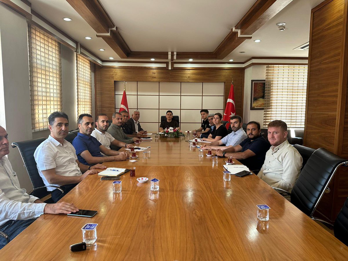 Kaymakamımız Sn.Adem KARATAŞ başkanlığında,Belediye Başkanımız Şehmus KARAMEHMETOĞLU ve Kurum Amirleri ile birlikte “15 Temmuz Şehitlerini Anma, Demokrasi ve Millî Birlik Günü” kapsamında hazırlık toplantısı gerçekleştirildi.