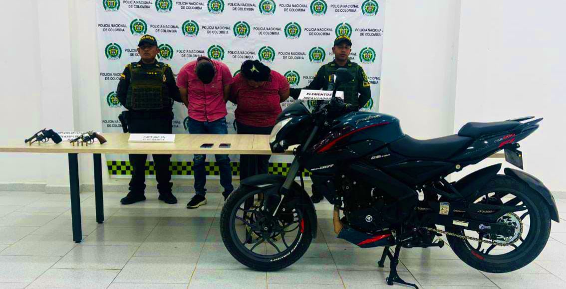 Policía Metropolitana de Valledupar (@policiamevap) on Twitter photo 👮🏻👮🏻♂️🚔Policía Nacional frustra atraco en Codazzi: capturan a un hombre y una mujer armados durante su huida en el barrio 15 de noviembre.<a href="/hernanbaqueror/">Hernan Baquero Rodriguez</a>
🏘️🏙️Durante el procedimiento, se incautaron de dos armas de fuego tipo revólver calibre 38, dos teléfonos móviles y una moto. 👮🏻👮🏻♂️🚔Policía Nacional frustra atraco en Codazzi: capturan a un hombre y una mujer armados durante su huida en el barrio 15 de noviembre.<a href="/hernanbaqueror/">Hernan Baquero Rodriguez</a>
🏘️🏙️Durante el procedimiento, se incautaron de dos armas de fuego tipo revólver calibre 38, dos teléfonos móviles y una moto.