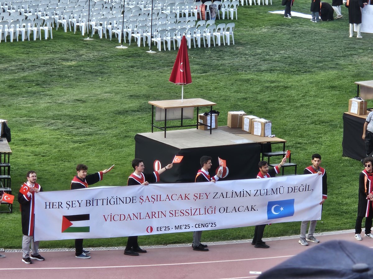 ODTÜ Mezuniyet töreninde en manalı pankar:

"Her şey bittiğinde şaşılacak şey zalimin zulmü değil, vicdanların sessizliği olacak."

#WeAreHanzala