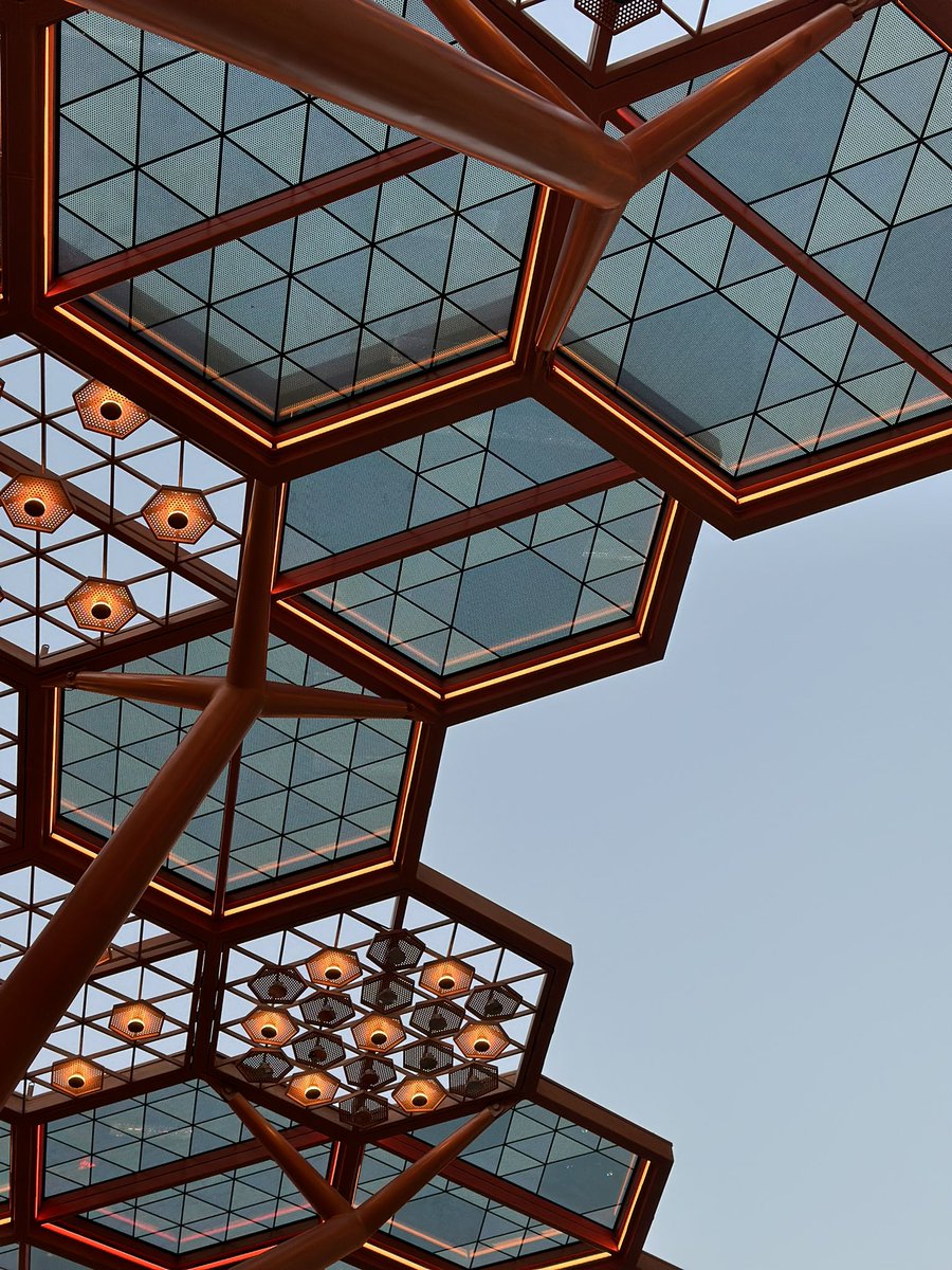 الأماكن والأوقات تُجملها القهوة دائماً 🤎