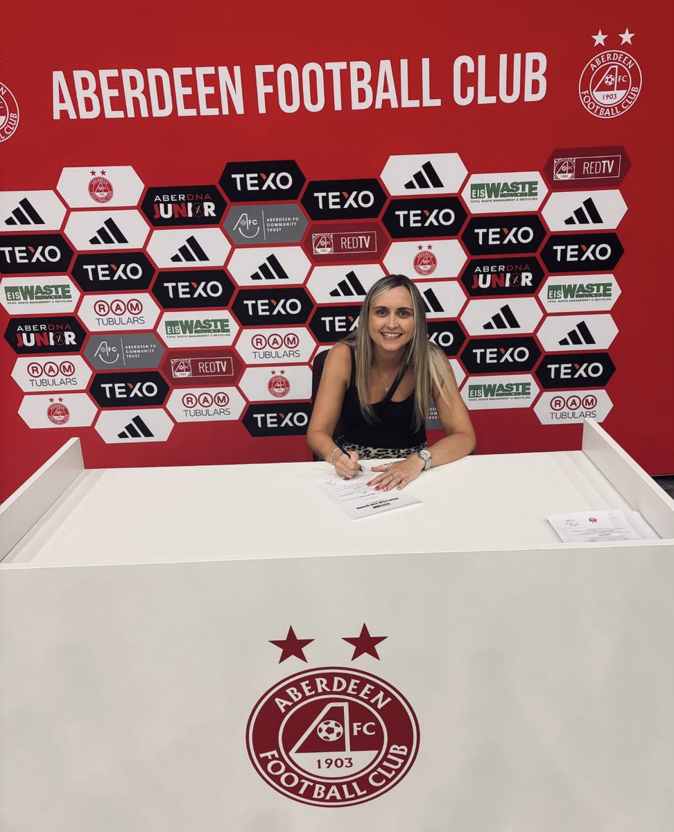 RobbVicki15264's tweet photo. Dons new signing, number 22…. Seats 🔴⚪️ https://t.co/nqzag6LKGp