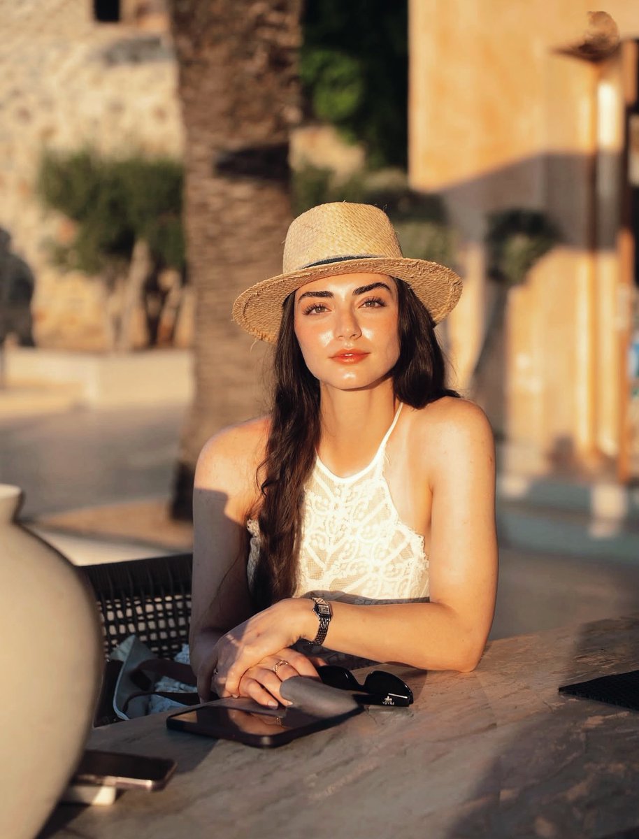 Güzellik sınırları aşılmış 💛✨
#ÖzgeTörer