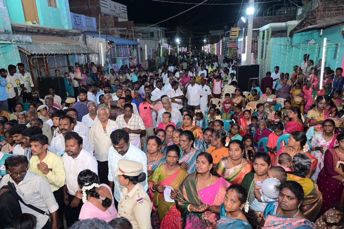 Kanimozhi (கனிமொழி) (@kanimozhidmk) on Twitter photo தூத்துக்குடி மாவட்டம் ஏரல், அதிசயபுரம் புனித தோமையார் தேவாலயத்தின் பாதிரியார் ரவீந்திரன் அவர்களின் இறைப்பணி மற்றும் சமூகப்பணியின் 25ஆம் ஆண்டு வெள்ளிவிழா நிகழ்வில் பங்கேற்று எனது வாழ்த்துகளைத் தெரிவித்துக் கொண்டேன்.
இந்நிகழ்வில் அமைச்சர் திரு. <a href="/ARROffice/">Anitha Radhakrishnan</a>, மேயர் திரு. தூத்துக்குடி மாவட்டம் ஏரல், அதிசயபுரம் புனித தோமையார் தேவாலயத்தின் பாதிரியார் ரவீந்திரன் அவர்களின் இறைப்பணி மற்றும் சமூகப்பணியின் 25ஆம் ஆண்டு வெள்ளிவிழா நிகழ்வில் பங்கேற்று எனது வாழ்த்துகளைத் தெரிவித்துக் கொண்டேன்.
இந்நிகழ்வில் அமைச்சர் திரு. <a href="/ARROffice/">Anitha Radhakrishnan</a>, மேயர் திரு.