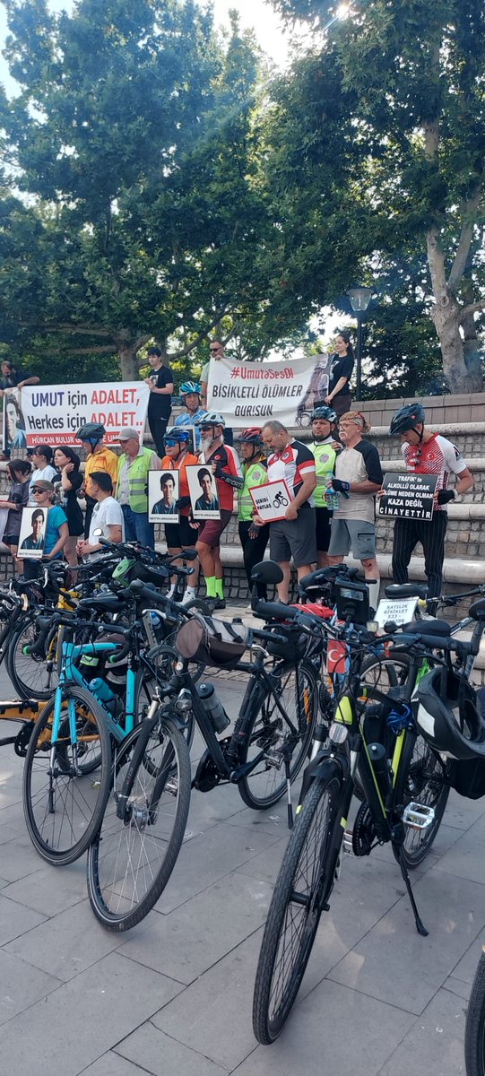 umutasesol's tweet image. Umut&apos;u anıyoruz. 
Sarhoş câni &quot;kaza&quot; diyerek Umut&apos;umuzu ailesinden dostlarından ayırmasının 5.Yılında bisikletli dostları ve yoldaşları Umut için pedal çevirdi.
 
Umut; mücadele, adalet ve geleceği umutla kucaklamak şimdi.
Ve sözümüz var sana...
Umut&apos;la yürüyeceğiz...
#umutasesol
