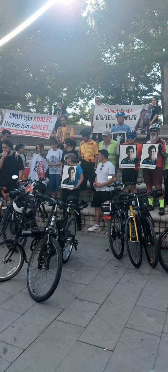 umutasesol's tweet image. Umut&apos;u anıyoruz. 
Sarhoş câni &quot;kaza&quot; diyerek Umut&apos;umuzu ailesinden dostlarından ayırmasının 5.Yılında bisikletli dostları ve yoldaşları Umut için pedal çevirdi.
 
Umut; mücadele, adalet ve geleceği umutla kucaklamak şimdi.
Ve sözümüz var sana...
Umut&apos;la yürüyeceğiz...
#umutasesol