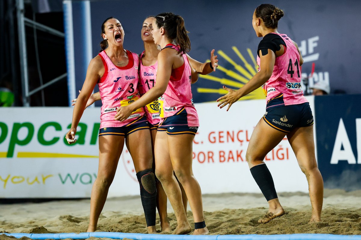 📌 #GuerrerasArena

🏆 Campeonato de Europa de #BalonmanoPlaya 2025
📍 Final
🏟 Alanya 🇹🇷

⏱ Shoot-out | Final
🆚 Noruega 🇳🇴 1️⃣ - 2️⃣ 🇪🇸 España (24-20, 16-28, 6-9)

✍🏼 ¡Las #GuerrerasArena son campeonas de Europa!