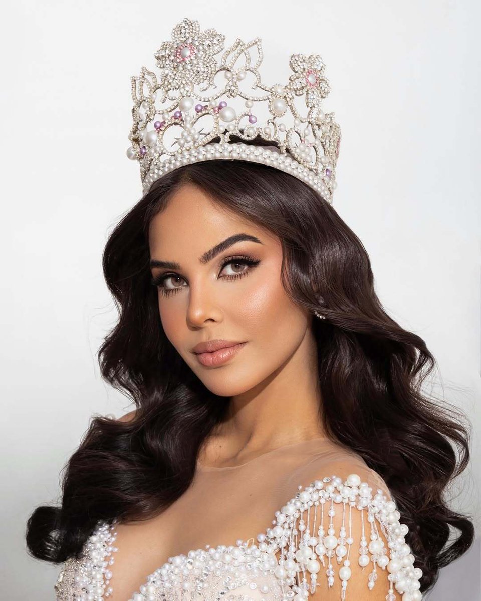 Alessandra Guillén lleva la corona con la fuerza de un país y el esplendor de miles de perlas. Un símbolo de elegancia y poder que adorna su camino rumbo a la próxima edición de #missinternationalofficial 👑✨

Fotografía @franciscoandara
Maquillaje <a href="/celisroas/">celisroas</a>
Estilismo