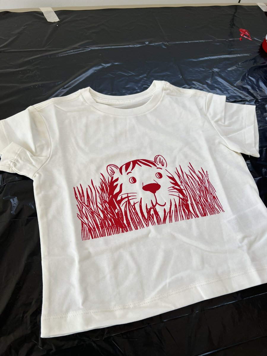 RGBteddy's tweet image. Another screen print, this time a tiger, had a nice white on black test, didn’t come out so good for white on navy shirt. But then made a great Red on White shirt in my daughter’s size
