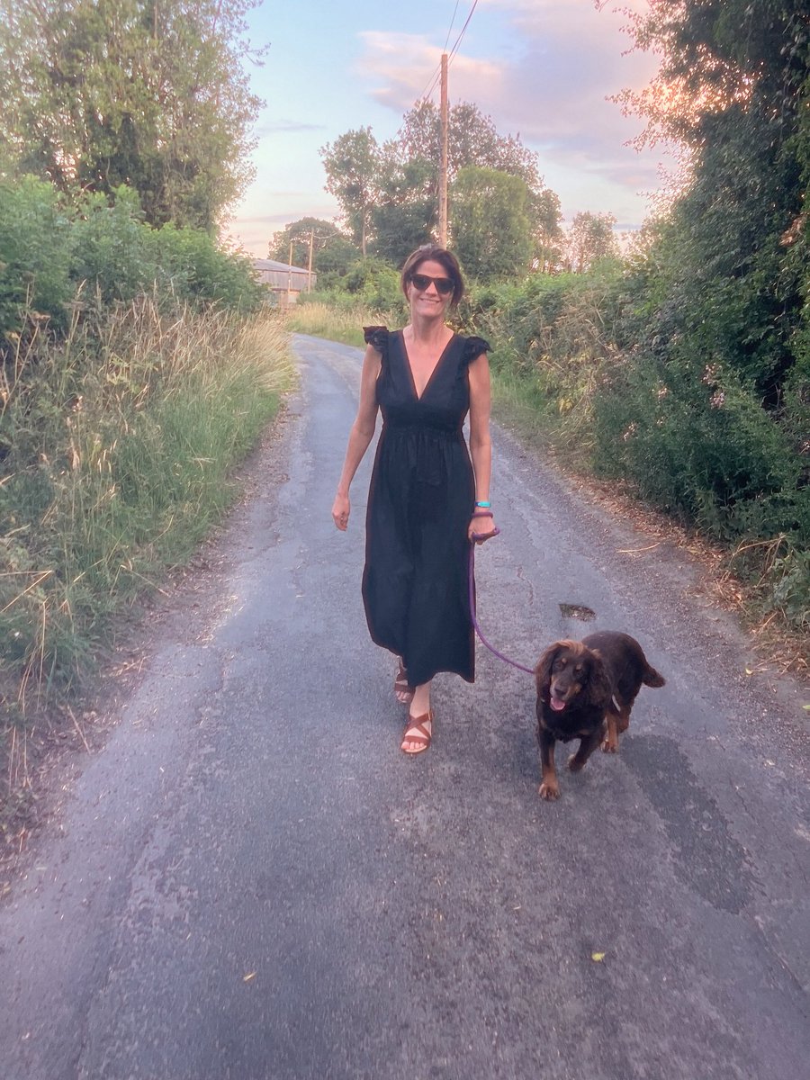 emmalayfield2's tweet image. Sunday night dog walk in Yorkshire and, for once, not in my scruffs! 🤣🐶
#datenight❤️