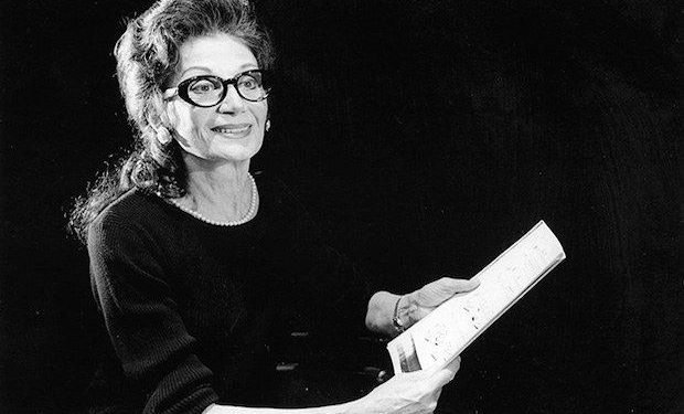 “Tiyatroyu sevmek lazım. Ben tiyatronun tozunu seviyorum, kokusunu seviyorum, sahneye çıkıp şöyle bir baktığım zaman bütün dünyayı kucaklıyormuşum gibi geliyor...” diyor Yıldız Kenter... Bu sözler “Tiyatro Benim Hayatım” adlı kitaptan.