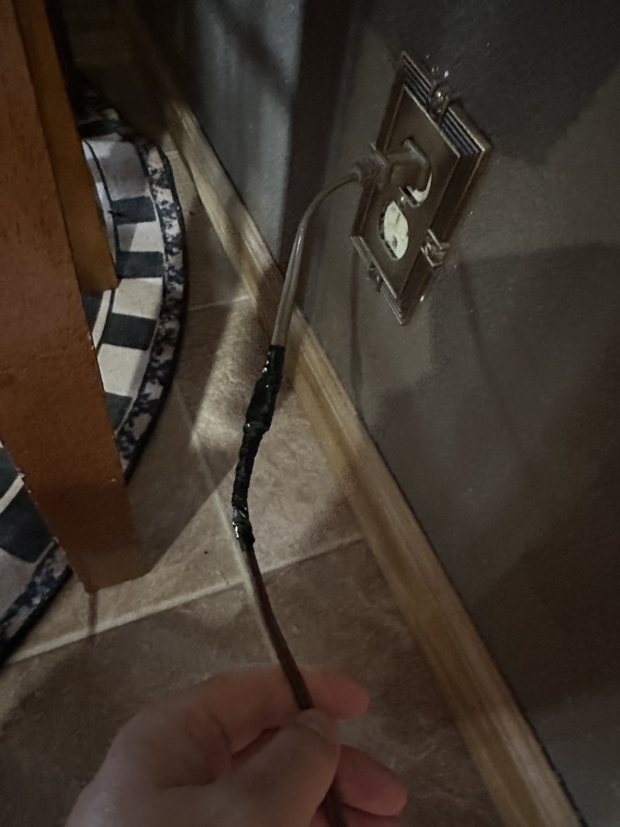 realMWO's tweet image. Finally got this old lamp working. The cord was severed and so with the help of my grandpa, he was able to get it to work again. Now I just gotta sand it, polish the brass, fill in that hole with wood puddy, and stain it.