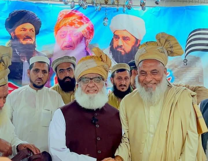 پشاور
 تحصیل خویزی کے نامی گرامی شخصیت ملک نورا جان خویزی نے پشاور مفتی محمود مرکز میں جمعیت علمائے اسلام پاکستان کے مرکزی امیر مولانا فضل الرحمان کو پشتون روایتی قولہ لونگی پہنائی۔
#قبائل_امن_جرگہ